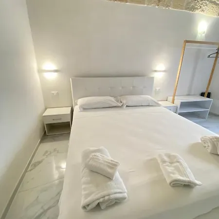 Polignamo Piazza Trinita Apartment *