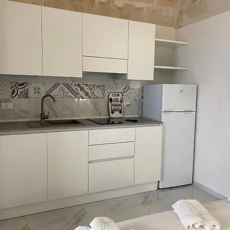 Polignamo Piazza Trinita Apartment *